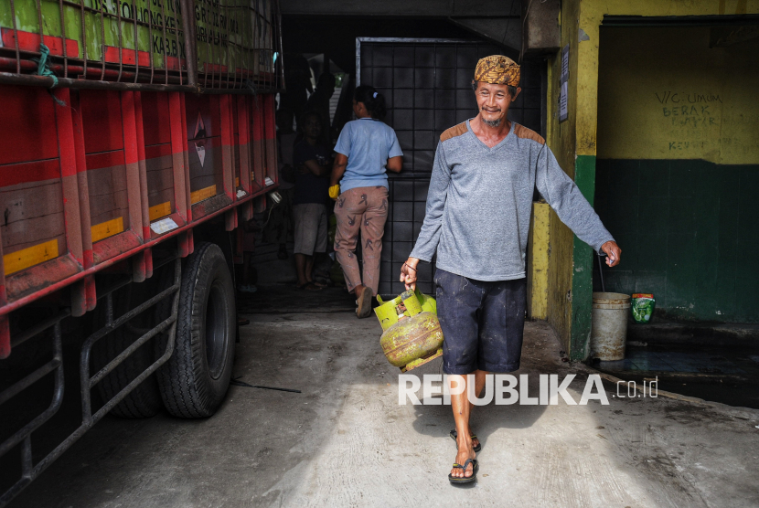 Warga membawa tabung gas elpiji 3 kilogram bersubsidi di salah satu pangkalan di Kawasan Bojong Gede, Kab Bogor, Jawa Barat, Selasa (4/2/2025). Sejumlah warga mengeluhkan kebijakan pemerintah yang melarang penjualan elpiji di pengecer/warung karena hal ini  menyulitkan masyarakat. Seorang warga Egi Kusuma (45) yang sudah menganti sejak pukul 06.00 pagi berharap semoga pasokan/penjualan gas bisa kembali normal sehingga mudahan masyarakat kecil dan tidak perlu menghabiskan waktu dan tenaga hanya untuk berburu gas.