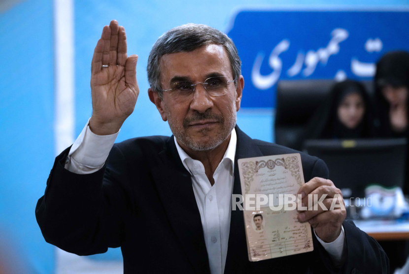 Mahmoud Ahmadinejad pada Ahad (2/6/2024), resmi mendaftarkan diri sebagai bakal calon presiden Iran.