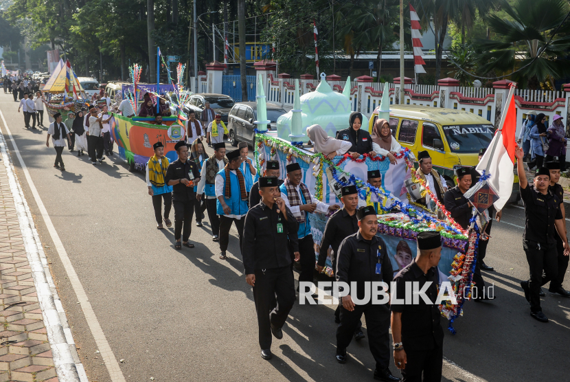Peserta mengikuti tradisi Ngarak Perahu di Pusat Pemerintahan Kota Tangerang, Banten, Kamis (4/9/2025). Tradisi mengarak perahu dan pembagian hasil bumi yang telah dilakukan sejak 1939 tersebut dalam rangka jelang peringatan Maulid Nabi Muhammad SAW. 