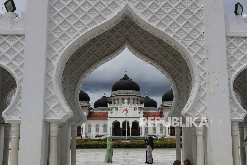 Pengunjung berfoto di kawasan Masjid Raya Baiturrahman, Banda Aceh, Aceh. Wisatawan mancanegara yang berkunjung ke Aceg meningkat 86 persen pada Februari.
