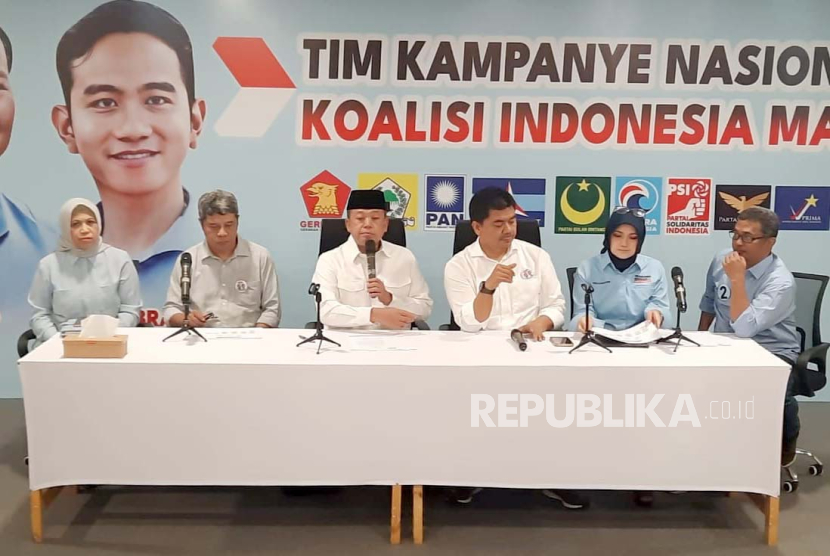  Sekretaris TKN Prabowo-Gibran Nusron Wahid mengumumkan nama Ridwan Kamil sebagai Ketua TKD Prabowo-Gibran Jawa Barat, di Rumah Besar Relawan Prabowo, Jakarta Barat, Jumat (17/11/2023). 