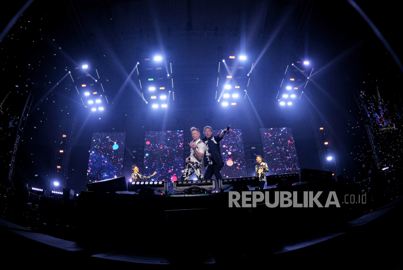 Grup vokal Westlife tampil dalam konser yang bertajuk The Wild Dreams Tour di ICE BSD, Tangerang, Banten, Kamis (9/2/2023). Presiden Joko Widodo meminta pemerintah daerah untuk dapat mempermudah dan mempercepat perizinan penyelenggaraan acara seni dan olahraga, seperti konser musik. 