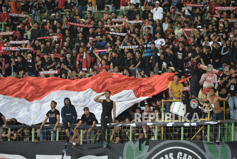 Suporter Timnas Indonesia memberikan dukungan saat pertandingan Piala AFF U19 di Stadion Patriot Candrabhaga, Bekasi, Jawa Barat.