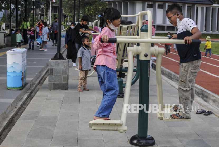 Anak-anak saat bermain di Alun-alun Kota Bogor, Jawa Barat. Alun-Alun Kota Bogor menjadi tempat ngabuburit favorit warga menunggu berbuka puasa.