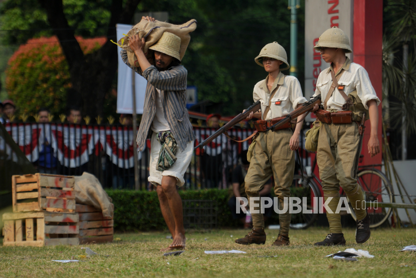 Seniman dari komunitas Reenactor Bangor Indonesia menampilkan teatrikal sosiodrama  di halaman Museum Perumusan Naskah Proklamasi, Menteng, Jakarta Pusat, Jumat (16/8/2024). Sosiodrama berjudul Pusaka Indonesia tersebut menceritakan fragmen perjalanan Kemerdekaan Indonesia dari zaman kolonial Belanda, pendudukan Jepang, masuknya sekutu, perumusan naskah proklamasi, hingga konflik dengan sekutu pasca proklamasi kemerdekaan Indonesia.