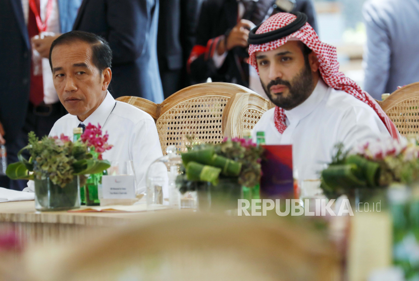  Presiden Indonesia Joko Widodo (kiri) dan Putra Mahkota serta Perdana Menteri Arab Saudi Mohammed bin Salman Al Saud menghadiri makan siang sebagai bagian dari KTT Pemimpin G20 di Bali, Indonesia, 15 November 2022. Kepala Kelompok Dua Puluh (G20) ke-17 State and Government Summit berlangsung dari 15 hingga 16 November 2022.