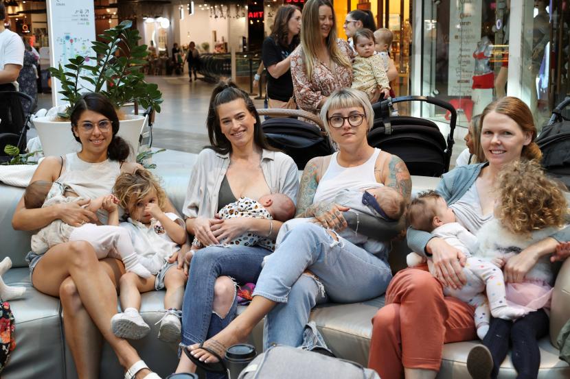Puluhan Ibu Berunjuk Rasa dengan Menyusui di Sebuah Mall di Australia