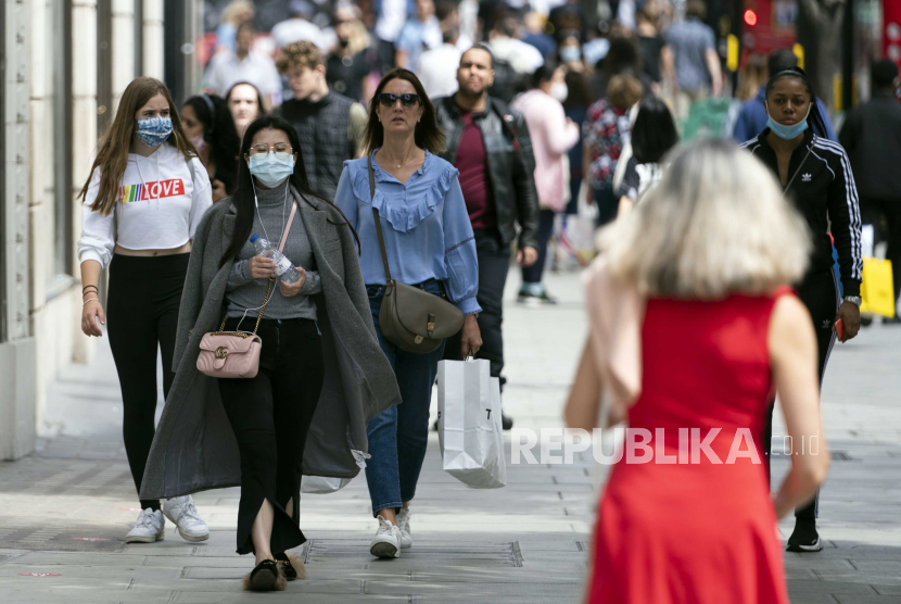 Pembeli di Oxford Street, London Pusat, Inggris, 24 Juli 2020. Penutup wajah atau masker telah menjadi wajib bagi pembeli di Inggris serta anggota masyarakat menggunakan supermarket, hub transportasi dan bank. 