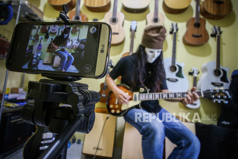 Pedagang gitar rumahan memotret barang dagangannya untuk dijual secara daring di Ciledug, Tangerang, Banten, Senin (20/7). Kementerian Perdagangan (Kemendag) menyebutkan, peran ekonomi digital baru 4 persen terhadap Produk Domestik Bruto (PDB) nasional. 