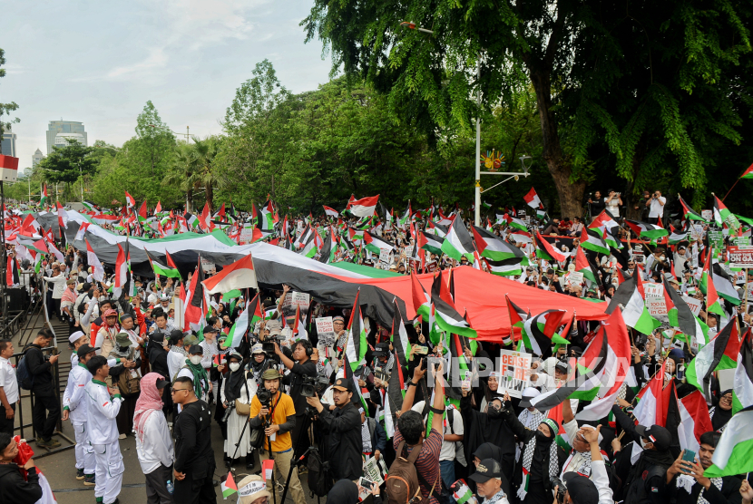 Massa menggelar aksi solidaritas global untuk Gaza Jakarta, Sabtu (13/1/2024). (Ilustrasi)