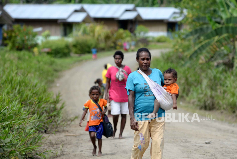 Aktivitas warga suku Moi di Desa Kampung Klayas, Distrik Saget, Sorong, Papua Barat.