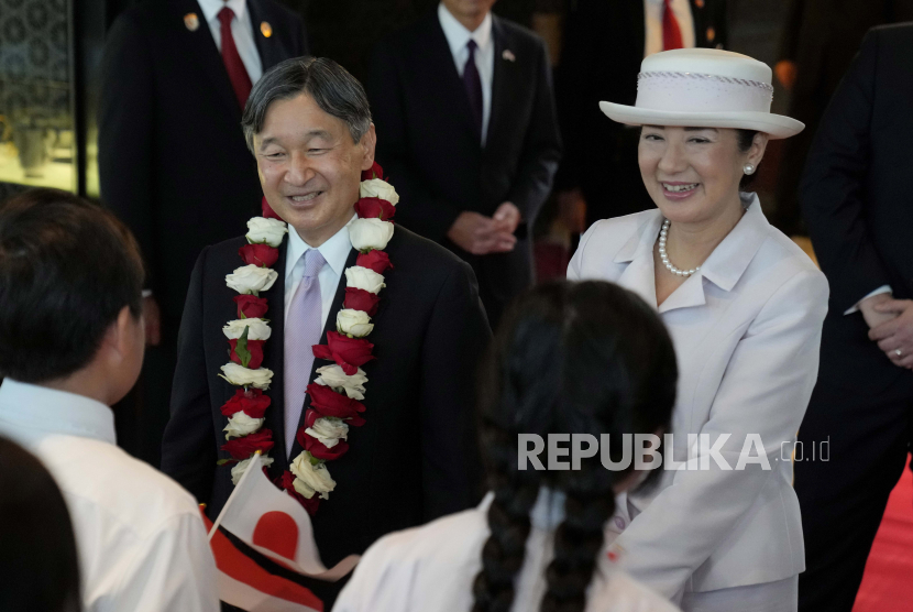 Kaisar Jepang Naruhito (kiri) dan Permaisuri Masako berbicara dengan mahasiswa Jepang yang menyambut mereka setibanya di hotel mereka di Jakarta, Sabtu (17/6/2023). Kunjungan Kaisar Naruhito dan Permaisuri Masako merupakan kunjungan kenegaraan pertama ke Indonesia guna mempererat hubungan persahabatan  Jepang dan Indonesia. 