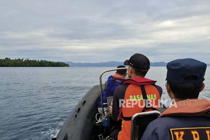  Dalam foto yang dirilis oleh Badan Pencarian dan Pertolongan Nasional (BASARNAS), tim penyelamat di atas perahu karet memindai cakrawala saat mereka mencari korban setelah kapal penumpang KM Cahaya Arafah tenggelam di perairan kabupaten Halmahera Selatan di Maluku Utara, Selasa, 19 Juli 2022.
