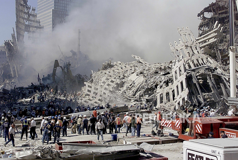  Petugas pemadam kebakaran dan penyelamat mencari di antara puing-puing World Trade Center di New York, AS, 13 September 2001 (diterbitkan kembali 03 September 2021). Pada tanggal 11 September 2001, selama serangkaian serangan teror terkoordinasi menggunakan pesawat yang dibajak, dua pesawat diterbangkan ke menara kembar World Trade Center yang menyebabkan runtuhnya kedua menara. Pesawat ketiga menargetkan Pentagon dan pesawat keempat menuju Washington, DC akhirnya menabrak sebuah lapangan. Peringatan 20 tahun serangan teroris terburuk di tanah AS akan diperingati pada 11 September 2021.