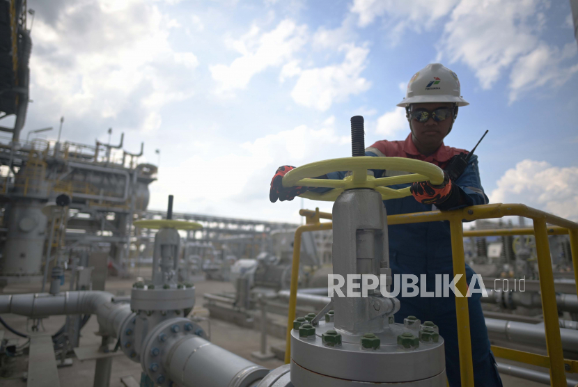 Perwira PT Pertamina EP Cepu (PEPC) Zona 12 melakukan pemeriksaan utilitas di area Lapangan Unitisasi Gas Jambaran-Tiung Biru (JTB) di Bojonegoro, Jawa Timur, 21 Desember 2022. 