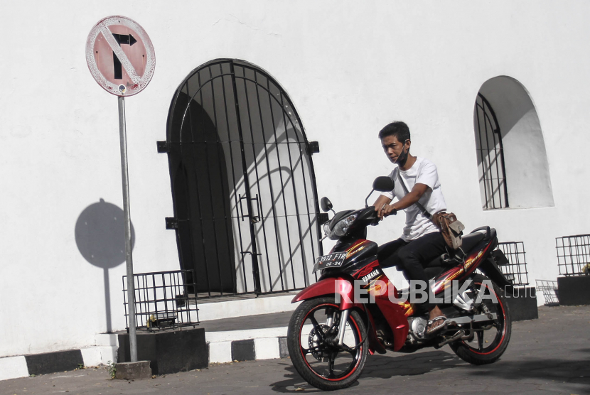 OTG Covid-19 tak Perlu Diisolasi di Rumah Sakit . Pengendara sepeda motor yang tak mengenakan masker melintas di kawasan bangunan cagar budaya Panggung Krapyak, Sewon, Bantul, DI Yogyakarta.