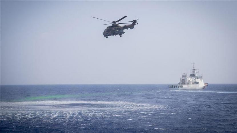 Pasukan Turki melakukan latihan pencarian dan penyelamatan di lepas pantai Libya.