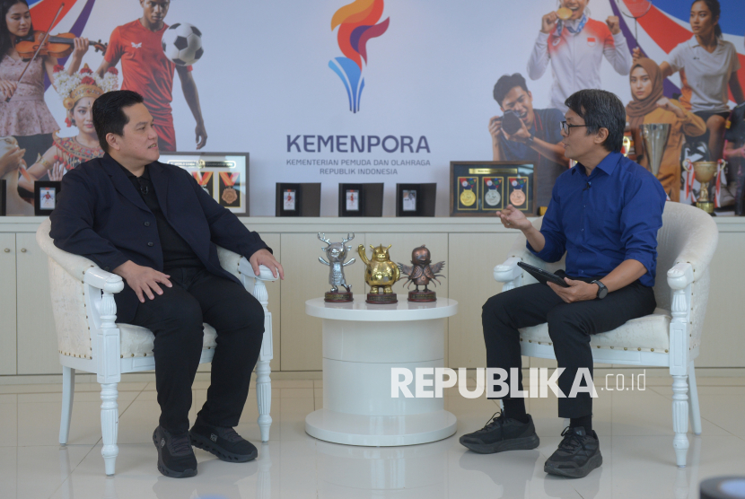 Menteri Pemuda dan Olahraga Erick Thohir saat diwawancarai Republika di Kantor Kemenpora, Jakarta, Senin (22/9/2025).