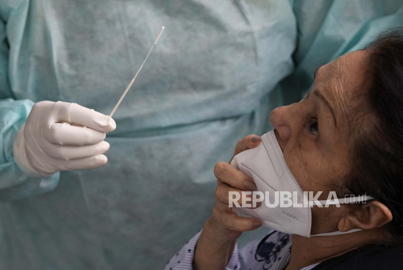 Seorang wanita menjalani swab hidung (ilustrasi). Prinsip kerja swab PCR adalah mengambil sampel pada rongga hidung dan diperiksa di laboratorium untuk menemukan virus yang ada.