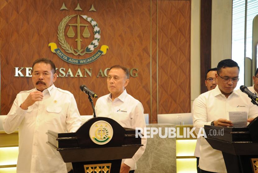 Jaksa Agung ST Burhanuddin bersama Direktur Utama Pertamina Simon Aloysius Mantiri usai menyampaikan keterangan pers di Gedung Kejagung, Jakarta, Kamis (6/3/2025). Dalam kesempatan tersebut Kejaksaan Agung menegaskan bahwa produk Bahan Bakar Minyak (BBM) milik Pertamina saat ini sudah bagus dan sesuai dengan standar dan spesifikasi yang telah di tentukan. Kejagung mengimbau masyarakat untuk tidak khawatir perihal penggunaan produk bahan bakar minyak (BBM) khususnya milik Pertamina.