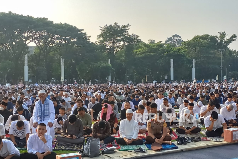 Ribuan jamaah melaksanakan shalat Idul Fitri di Lapangan Gasibu, Kota Bandung, Rabu (10/4/2024). Pj Gubernur Jabar Bey Machmudin dan jajaran turut melaksanakan sholat Idul Fitri.