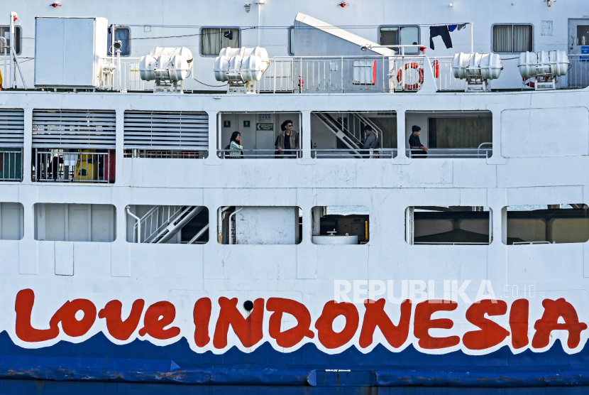 Sejumlah penumpang berada diatas kapal feri yang akan menuju Pulau Sumbawa dari Pelabuhan Kayangan, Selong, Lombok Timur, NTB, Senin (30/10/2023). 