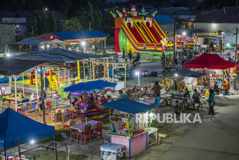 Sejumlah pengunjung meniukmati permainan di kawasan hiburan dan permainan anak di Palu, Sulawesi Tengah, Jumat (1/7/2022). Pemerintah setempat membijaksanai pembukaan kembali sejumlah kawasan hiburan dan permainan anak setelah angka vaksinasi COVID-19 anak usia 6-11 tahun di wilayah itu mencapai angka 25 persen dari target 38.155 orang anak.  