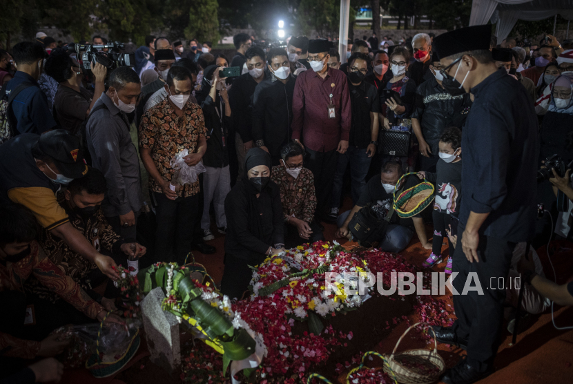 Keluarga dan kerabat berada di dekat makam almarhum Menteri Pendayagunaan Aparatur Negara dan Reformasi Birokrasi (PAN-RB) Tjahjo Kumolo usai upacara pemakaman di Taman Makam Pahlawan Nasional Utama (TMPU) Kalibata, Jakarta, Jumat (1/7/2022). Tjahjo Kumolo meninggal dunia di Rumah Sakit Abdi Waluyo, Menteng, Jakarta, pada Jumat pukul 11.10 WIB setelah menjalani perawatan intensif di RS tersebut sejak pertengahan Juni 2022. 