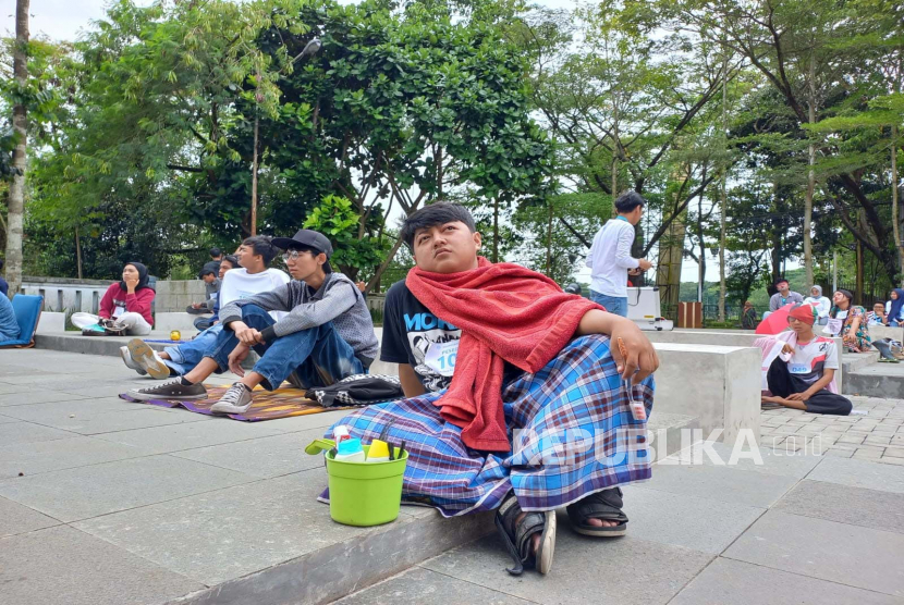 Sejumlah warga mengikuti lomba melamun di pelataran Gedung Creative Center Kota Tasikmalaya, Jawa Barat, Senin (27/2/2023). Para peserta itu melamun dengan membawa berbagai atribut.