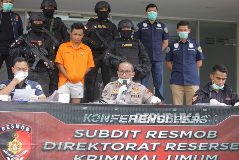  Kabid Humas Polda Metro Jaya Kombes Pol Yusri Yunus (tengah)