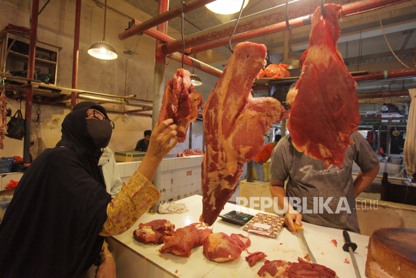 Warga memilih daging sapi (ilustrasi). Harga daging sapi Rp 130 ribu per kilogram di Bengkulu.