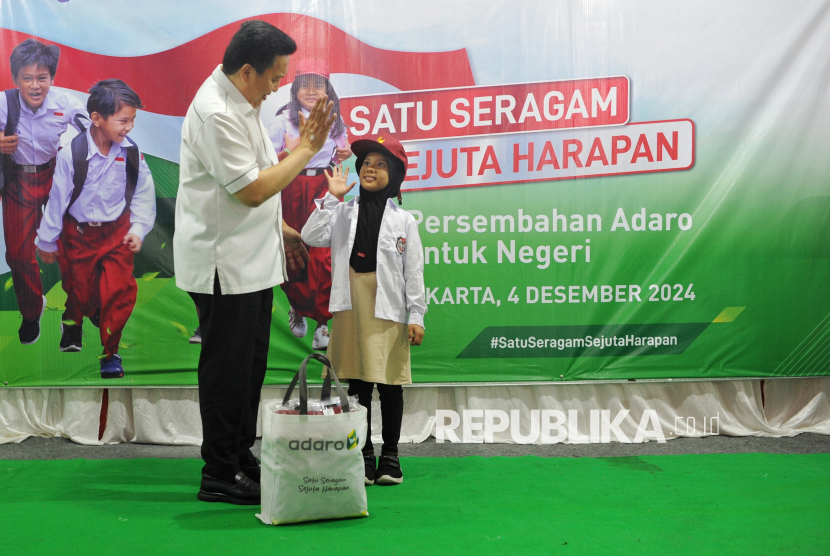 Presiden Direktur Adaro Group, Garibaldi Thohir menyerahkan bantuan berupa paket seragam dan perlengkapan sekolah di kawasan Tebet, Jakarta, Rabu (4/12/2024). 