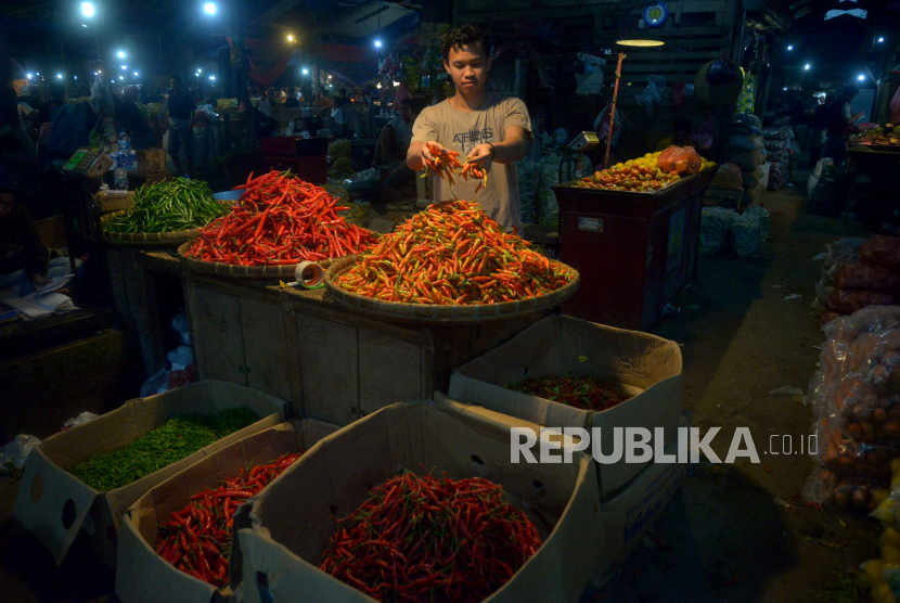 Pedagang menata cabai dagangannya di pasar (ilustrasi). Harga cabai merah tingkat pedagang di pasar Raya Solok, Sumatra Barat, mengalami kenaikan hingga mencapai Rp100.000 per kilogram.