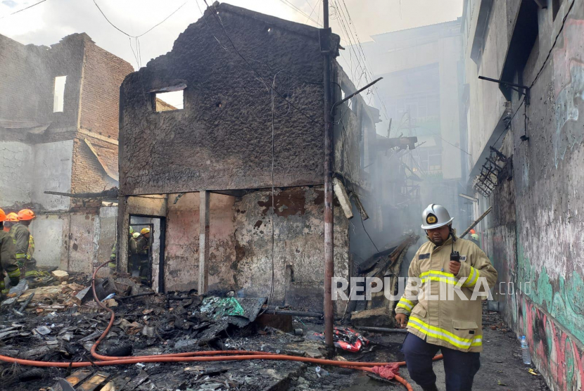 Petugas menangani kebakaran yang terjadi pemukiman padat di Gang Buah II, Jalan Peta, Kelurahan Pelindung Hewan, Kecamatan Astana Anyar, Kota Bandung, Jawa Barat, Rabu (21/6/2023). 