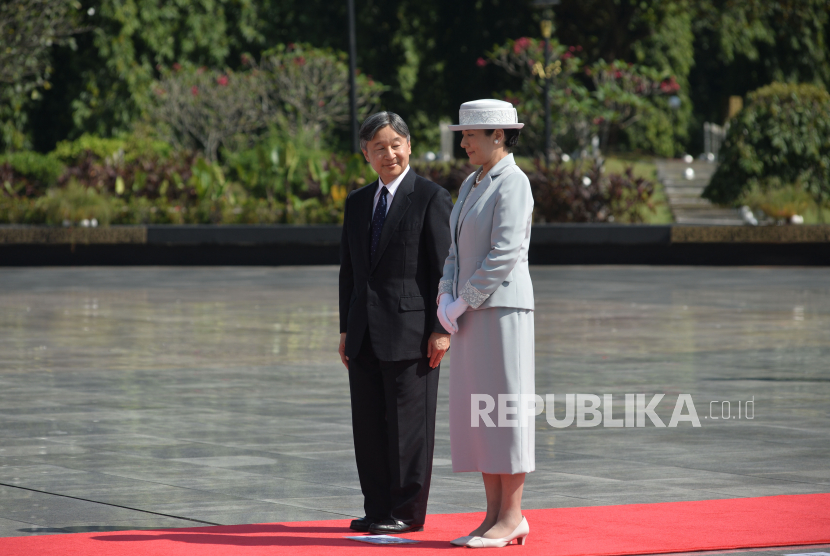 Kaisar Naruhito dan Permaisuri Masako mengunjungi TMP Kalibata, Jakarta, Selasa (20/6/2023).