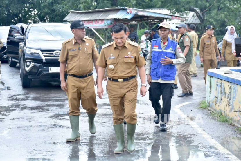 Pj Bupati Majalengka, Dedi Supandi, meninjau lokasi banjir di Kecamatan Kertajati, Kabupaten Majalengka, Senin (12/2/2024). Banjir akibat jebolnya tanggul sungai Cipelang itu merendam tiga desa di kecamatan tersebut.  