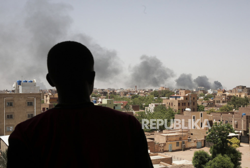 Asap terlihat di Khartoum, Sudan, Sabtu (22/4/2023). Pertempuran di ibu kota antara Tentara Sudan dan Pasukan Pendukung Cepat berlanjut setelah gencatan senjata yang ditengahi internasional gagal.