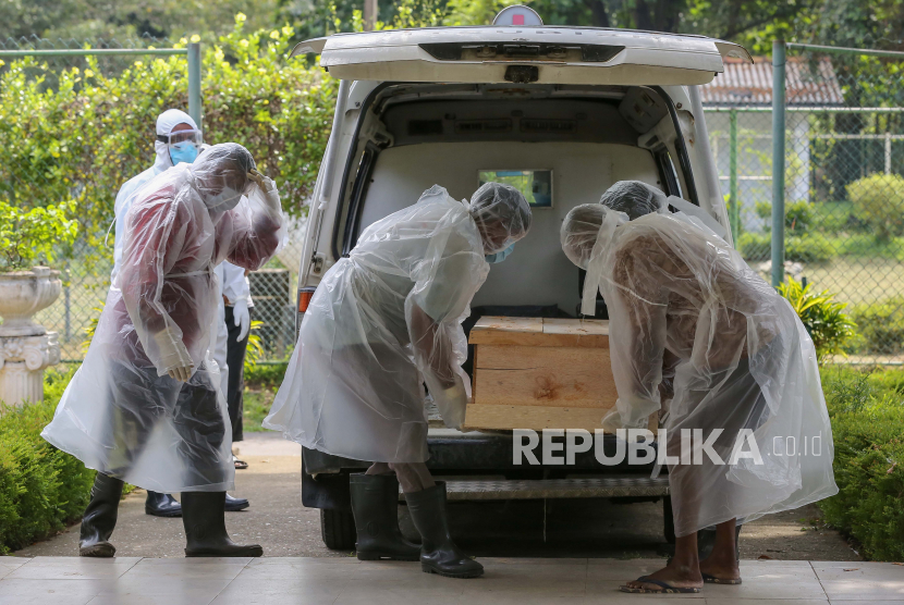 Dewan Muslim Inggris: Kremasi Sri Lanka tak Bisa Diterima. Petugas kesehatan Sri Lanka membawa peti mati korban terkait Covid-19 yang tidak diklaim ke krematorium di pemakaman umum di Kolombo, Sri Lanka, 10 Desember 2020. 