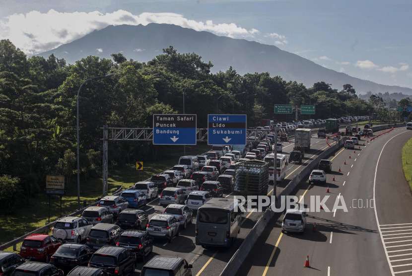 Kendaraan antre menuju jalur wisata Puncak, Gadog, Ciawi, Bogor, Jawa Barat, Sabtu (21/1/2023) (ilustrasi).