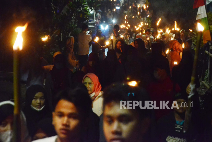 Warga melakukan pawai obor menyambut Tahun Baru Islam 1 Muharam 1444 H di Ciumbuleuit Atas, Kota Bandung.