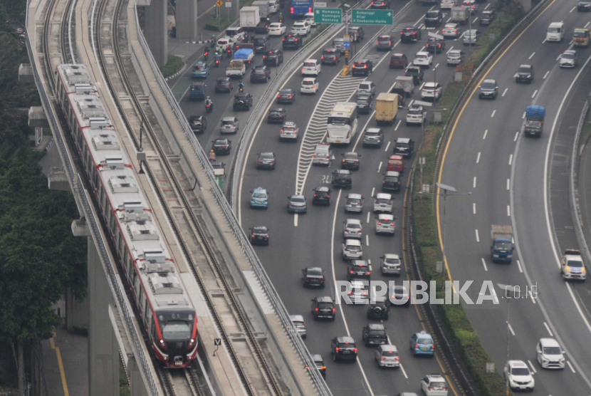 Rangkaian kereta LRT Jakarta-Bogor-Depok-Bekasi (Jabodebek) melintas di Jalan Gatot Subroto, Jakarta Selatan. KAI optimistis LRT Jabodebek mampu menekan kemacetan di Jakarta dan sekitarnya.