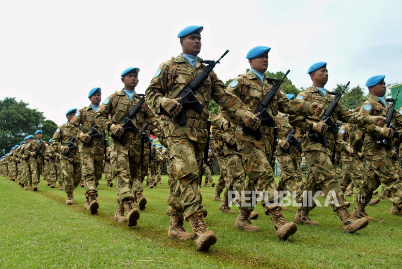 Prajurit TNI dari Yonif 400 Raider/BR yang tergabung dalam Satgas Yonmek TNI Kontingen Garuda XXIII-L/UNIFIL berbaris usai mengikuti upacara pelepasan pasukan, di Semarang, Jawa Tengah, Jumat (1/12). Sebanyak 427 prajurit Yonif 400 Raider/BR diberangkatkan ke Lebanon dalam rangkaian penugasan pasukan perdamaian di bawah bendera PBB. ANTARA FOTO/R. Rekotomo/foc/17.