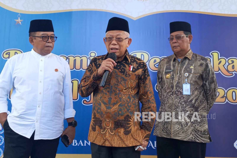 Wakil Presiden Maruf Amin dalam keterangan persnya kepada wartawan usai membuka Kalsel National Halal Fair 2023 di Banjarmasin, Kalimantan Selatan, Selasa (11/4/2023). 