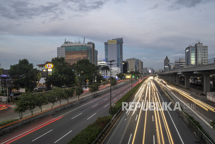 Kendaraan melintas di Jalan Tol Lingkar Dalam, Jakarta, Senin (28/2/2022). PT Hutama Karya (Persero) atau HK sebagai pengelola beberapa ruas jalan tol di Indonesia secara resmi akan menerapkan tilang elektronik bertajuk Electronic Traffic Law Enforcement (ETLE).