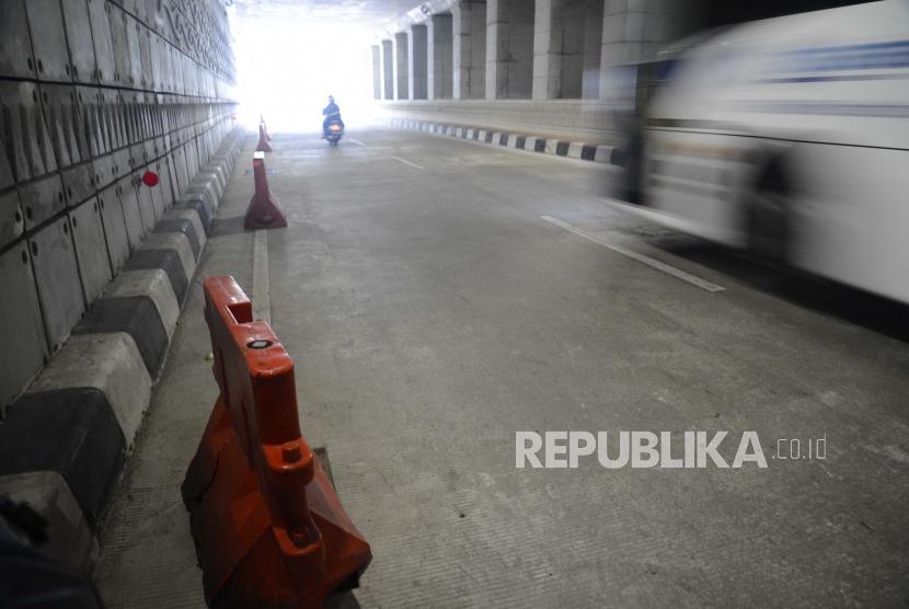 Water barier menutupi drainase tanpa penutup di kawasan underpass Mampang. 