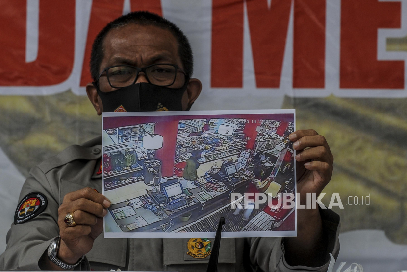 Kabid Humas Kombes Yusri Yunus memperlihatkan gambar rekaman CCTV saat konferensi pers kasus Yodi Prabowo di Mapolda Metro Jaya, Sabtu (25/7). 