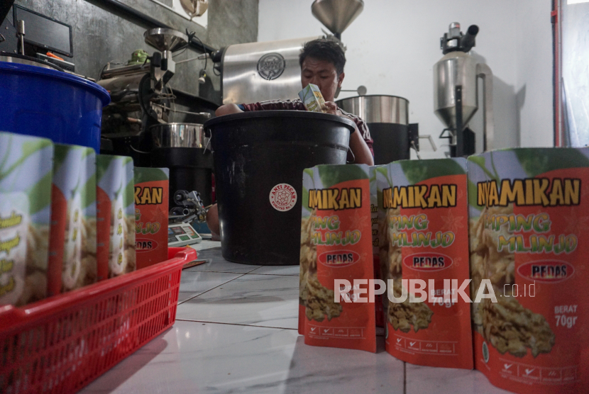 Pekerja mengemas berbagai macam produk makanan dari berbagai UMKM (ilustrasi). Pemkot Kutai Kertanegara, Provinsi Kalimantan Timur, meluncurkan program kredit untuk UMKM.