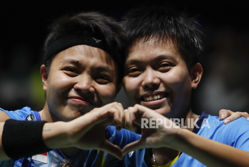 Apriyani Rahayu dan Siti Fadia Silva Ramadhanti (kanan) dari Indonesia merayakan kemenangannya setelah memenangkan pertandingan final ganda putri melawan Zheng Yu dan Zhang Shu Xian dari Cina di Petronas Malaysia Open 2022 di Bukit Jalil, dKuala Lumpur, Malaysia, 03 Juli 2022.