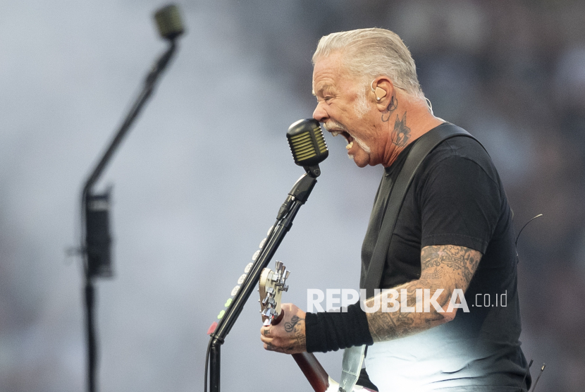 Vokalis band heavy metal AS Metallica James Hetfield.