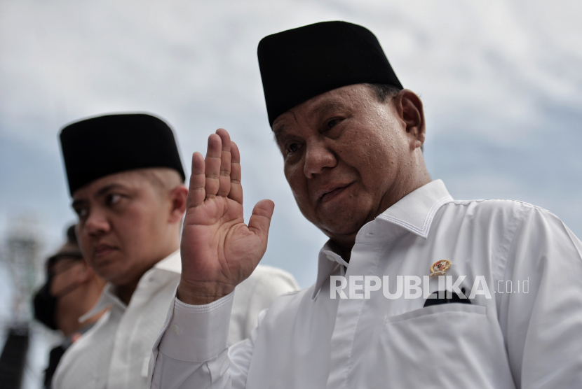 Menteri Pertahanan Prabowo Subianto melangsungkan pertemuan dengan Gubernur Jawa Timur Khofifah Indar Parawansa di salah satu restoran di Surabaya pada Senin (13/2) malam. Namun saat ditanya apakah pertemuan tersebut berkaitan dengan Pilpres 2024, Prabowo tidak menjawabnya secara tegas. Prabowo hanya menyatakan pertemuan tersebut tidak langsung mengarah pada pembahasan terkait Pilpres.